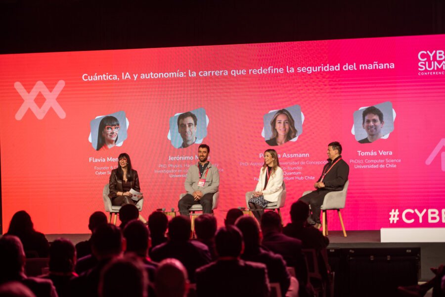 El panel de apertura del Industrial Cyber Summit Chile 2026.